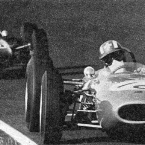 GP de la Méditerranée sur le circuit d'Enna Pergusa 1964 (Hors Championnat)Jim à la Chasse derrière Jo Siffert GP de la Méditerranée sur le circuit d'Enna Pergusa 1964 (Hors Championnat)Jim à la Chasse derrière Jo Siffert
